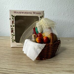 Roman Inc. 1999 Housewarming Wishes Picnic Basket Ornament 88980‎ NEW